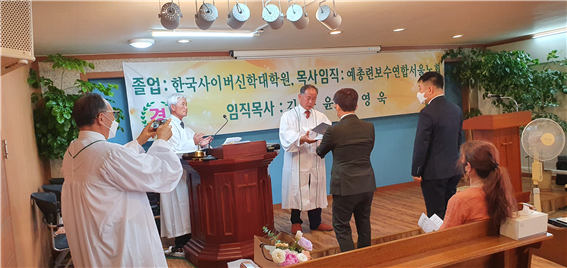 졸업장-수여-김동윤-이영욱.png