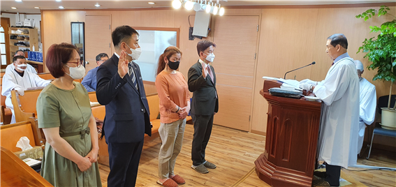 임직-선서-임직-목사-이영욱-김동윤.png
